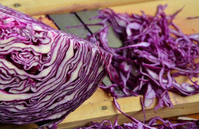 red cabbage, vegetables, to cut